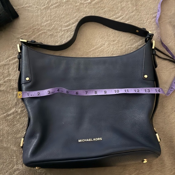 Micheal Kors Navy purse - Picture 6 of 7